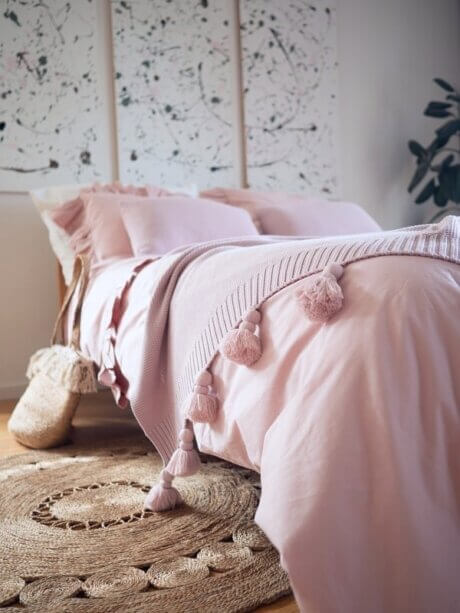 różowa narzuta na łóżko z frędzlami white pocket