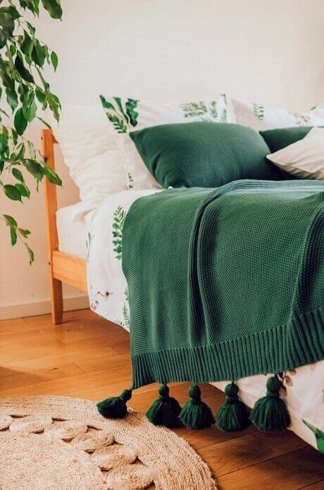 zielona narzuta na łożko z frędzlami