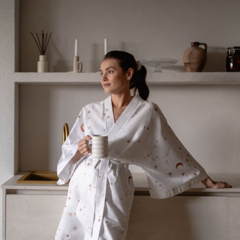 Kimono w złote gwiazdki White Pocket stylizacja domowa