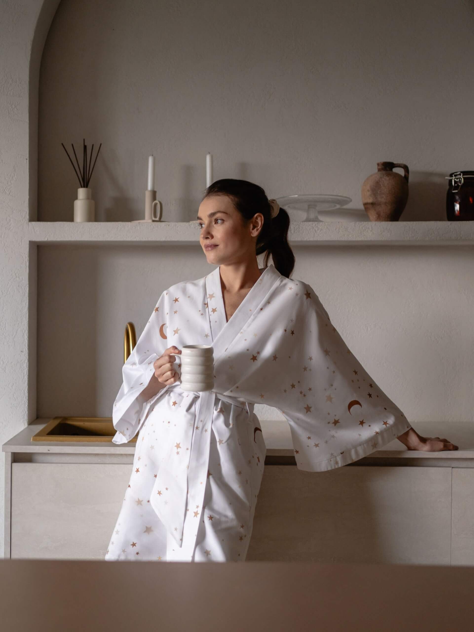 Kimono w złote gwiazdki White Pocket stylizacja domowa