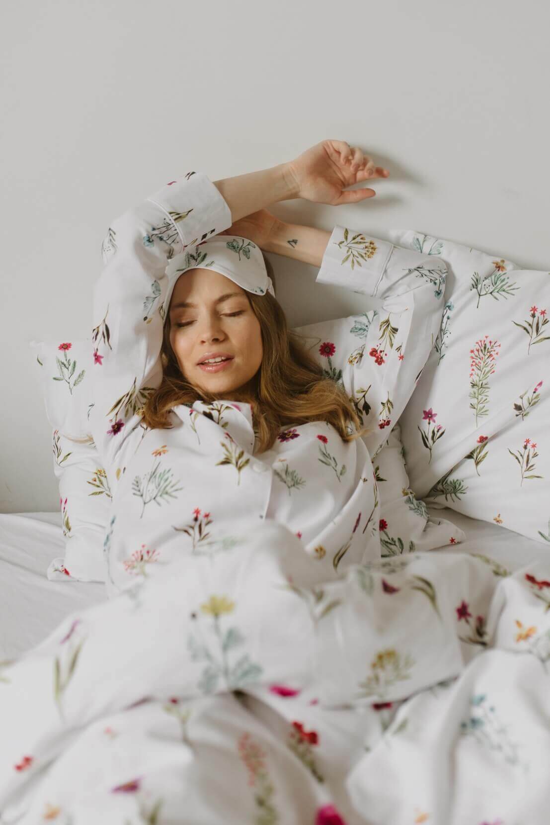 Piżama z motywem dzikiej łąki na białym tle White Pocket