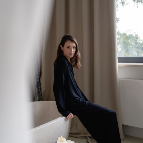 Piżama czarna z wiskozy na modelce widok całości