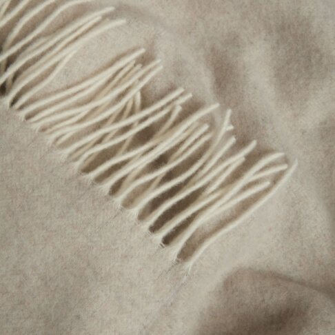 Koc z merynosa z domieszką kaszmiru w kolorze nude White Pocket