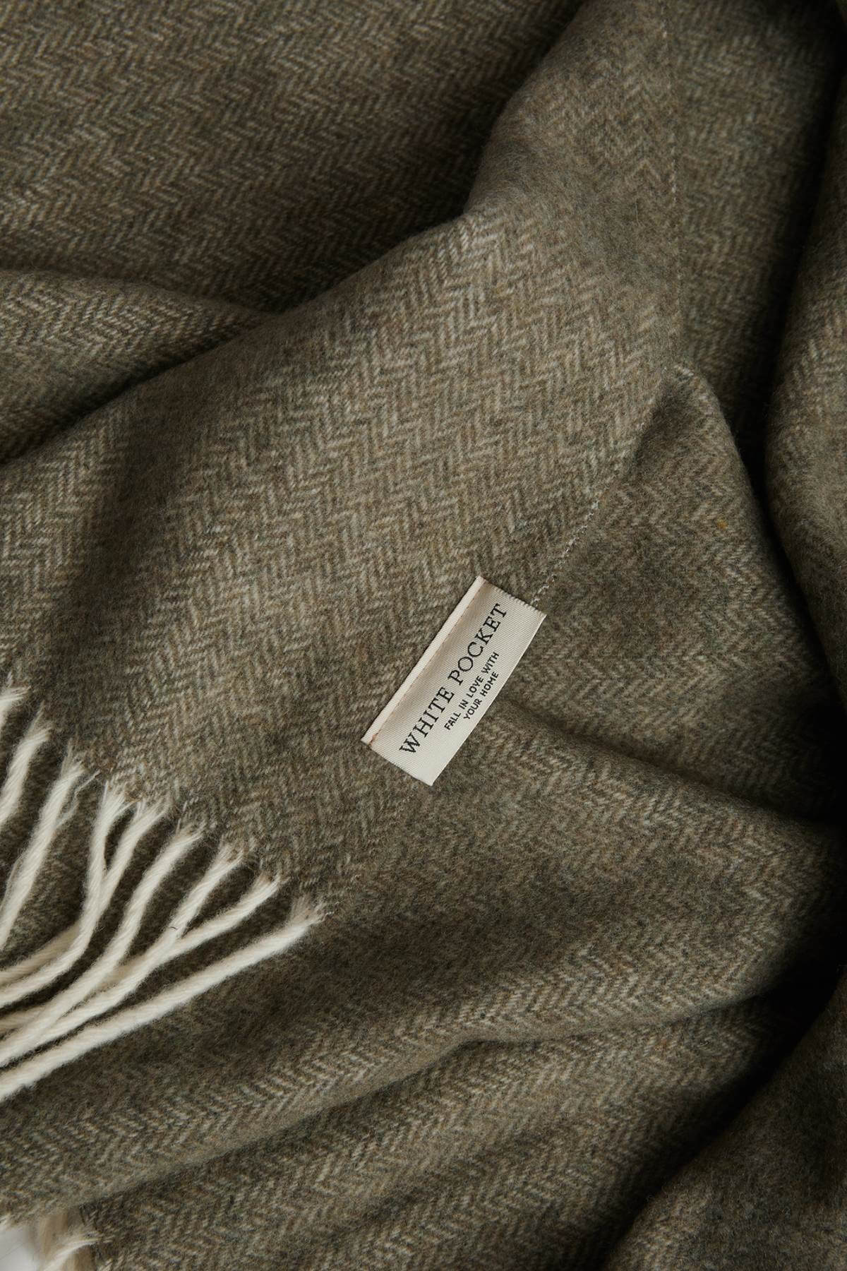 Wełniany koc merino z kaszmirem w kolorze zgaszonej zieleni White Pocket