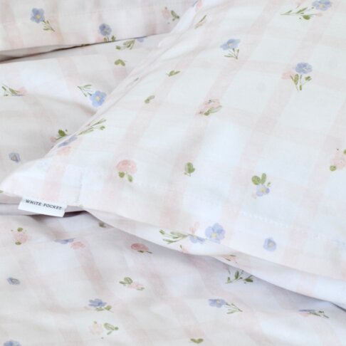 pościel w drobne rózowe kwiatki detal sielski poranek white pocket